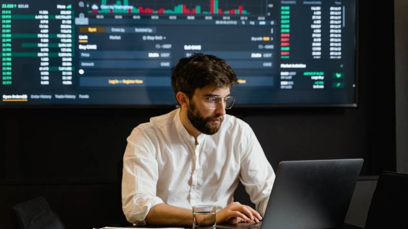 Currency Trading Trader, Who is He?
