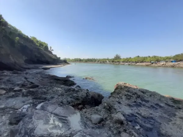Karang Bolong Beach, Exotic Beauty with Unique Hollow Rock in Kebumen