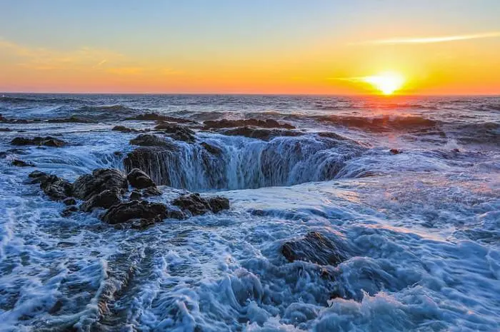 Thor's Well America, a Unique Natural Phenomenon Wrapped in Myth